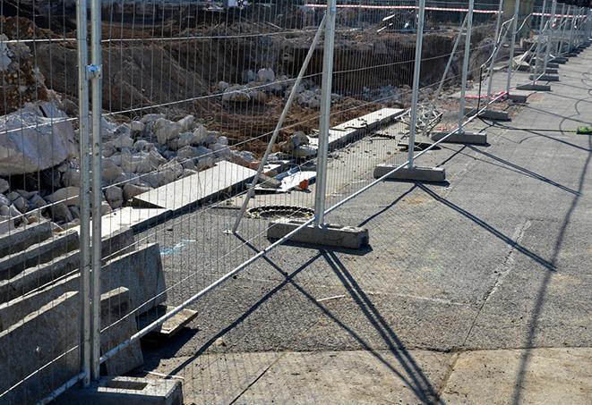 portable construction fence panels temporarily securing a worksite